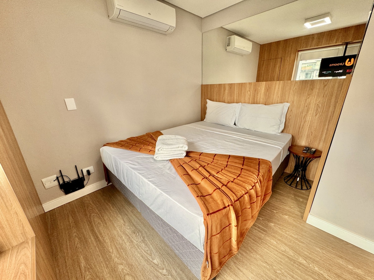 Dormitorio con cama doble, aire acondicionado y TV inteligente para disfrutar de la noche.