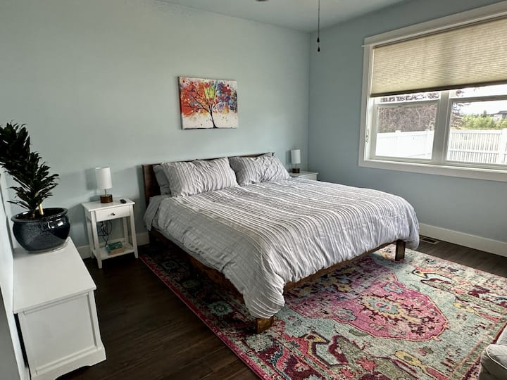 Veľká manželská posteľ v hlavnej spálni