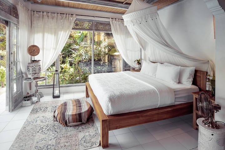 super comfortable bed... large windows that give you the feeling of sleeping outdoors.