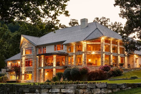 Luxury Lakefront Home | 2Pools: Golfer's Paradise!