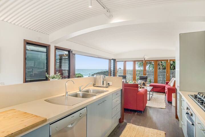 Fuller Holidays – Beachfront Childe St, Belongil gallery image 5