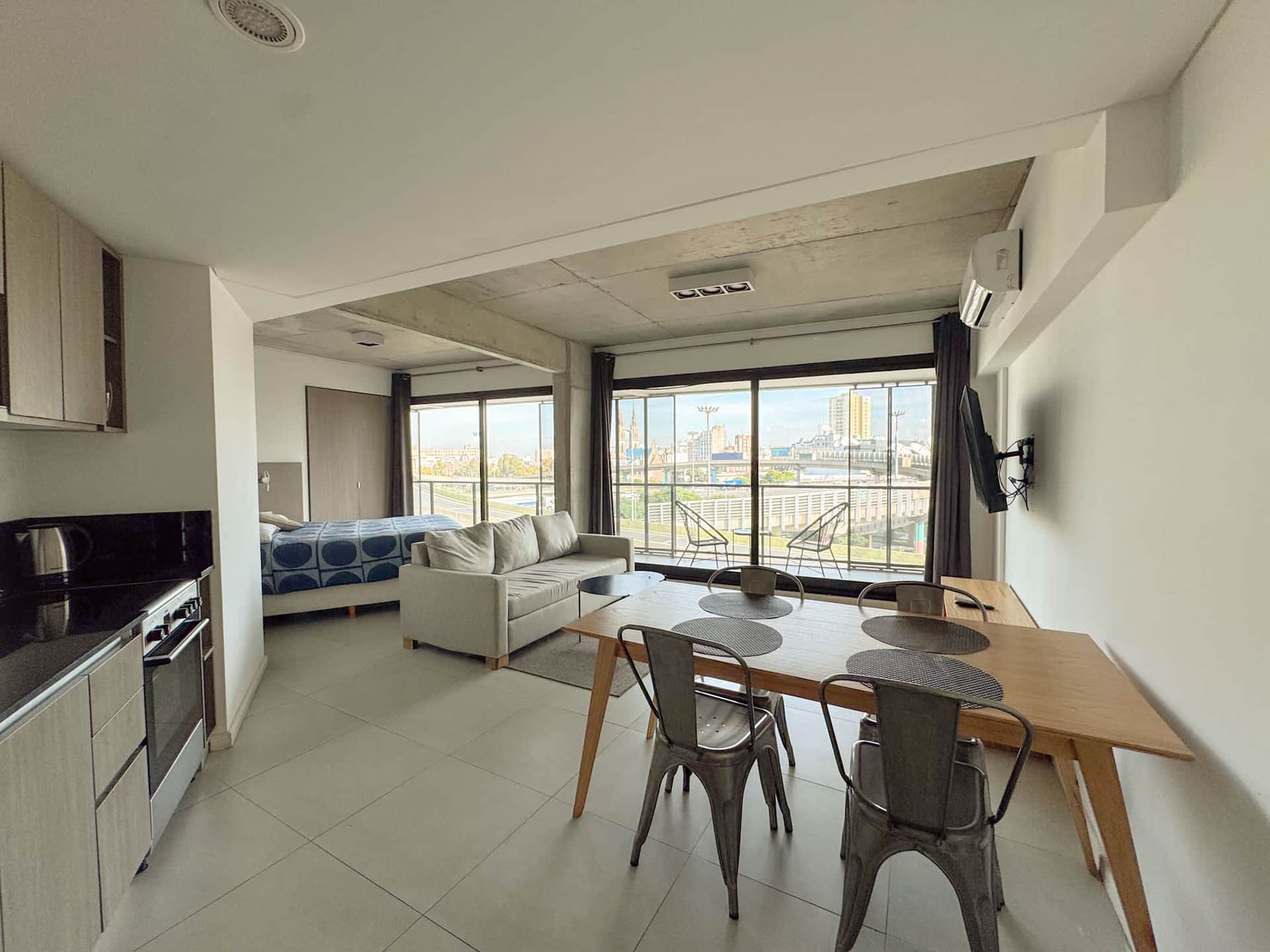 Spacious Loft with balcony on Av 9 de Julio 6C
