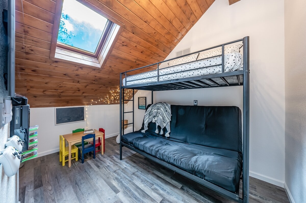 Dhoma e gjumit 4 ka një krevat marinari. Plot në fund dhe binjak në krye. Kjo është një hapësirë e shkëlqyer për fëmijët! Televizor me tastierë lojërash dhe më shumë!