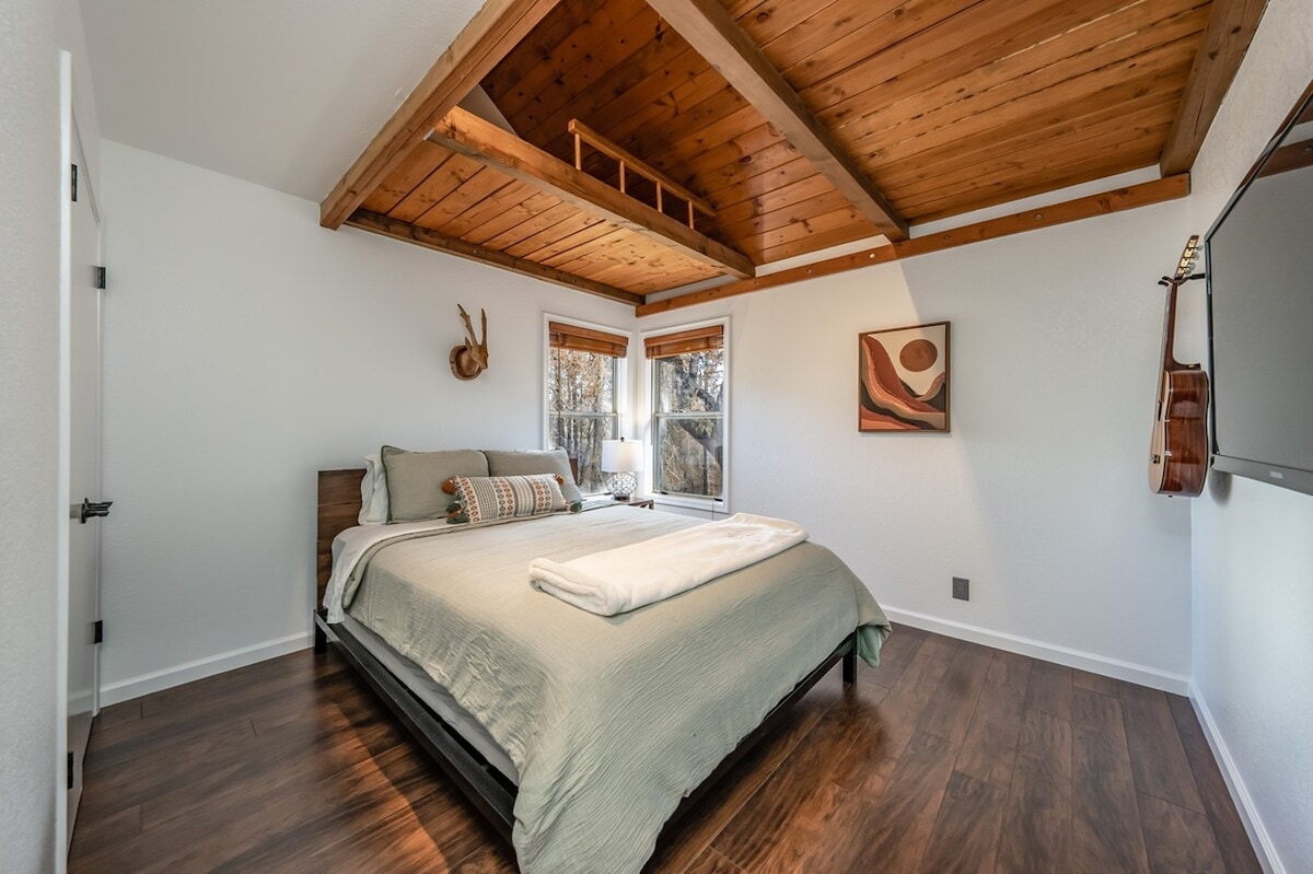 Dhoma e gjumit 3 ka një krevat dopio "queen".