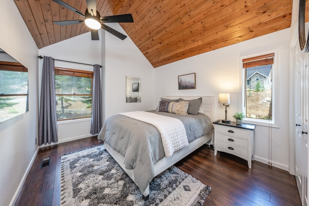 Dhoma e gjumit dy ka një krevat dopio "queen". Shijo dyshekë të rinj të rehatshëm dhe çarçafë pelushi për ta bërë qëndrimin tënd të rehatshëm dhe të paharrueshëm!