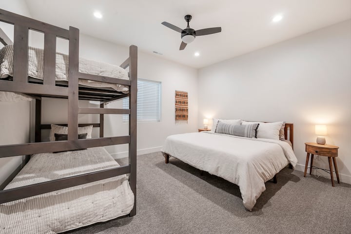 Dormitorio en el sótano 1 con cama tamaño king y litera.