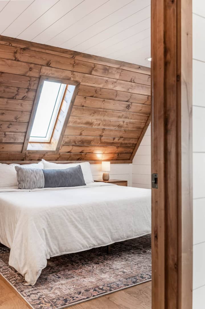 Dormitorio en el nivel principal de Sage House