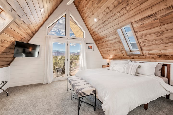 Dormitorio principal con vistas a la terraza de Torrey Town