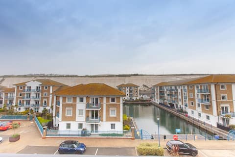 Brighton Marina Apt | Balcony, Beach & Parking