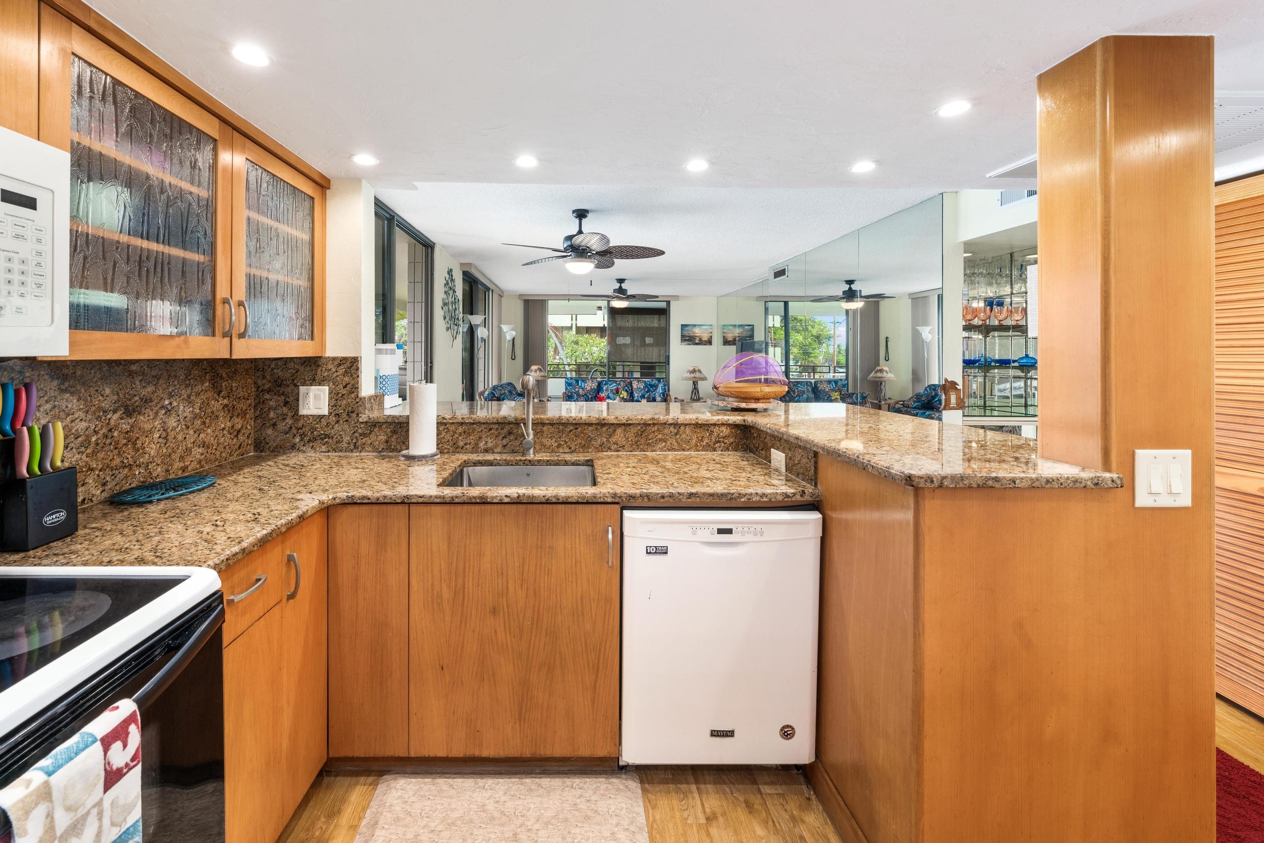 Condo in Kailua-Kona · ★4.64 · 2 bedrooms · 4 beds · 2 shared baths - Image 15