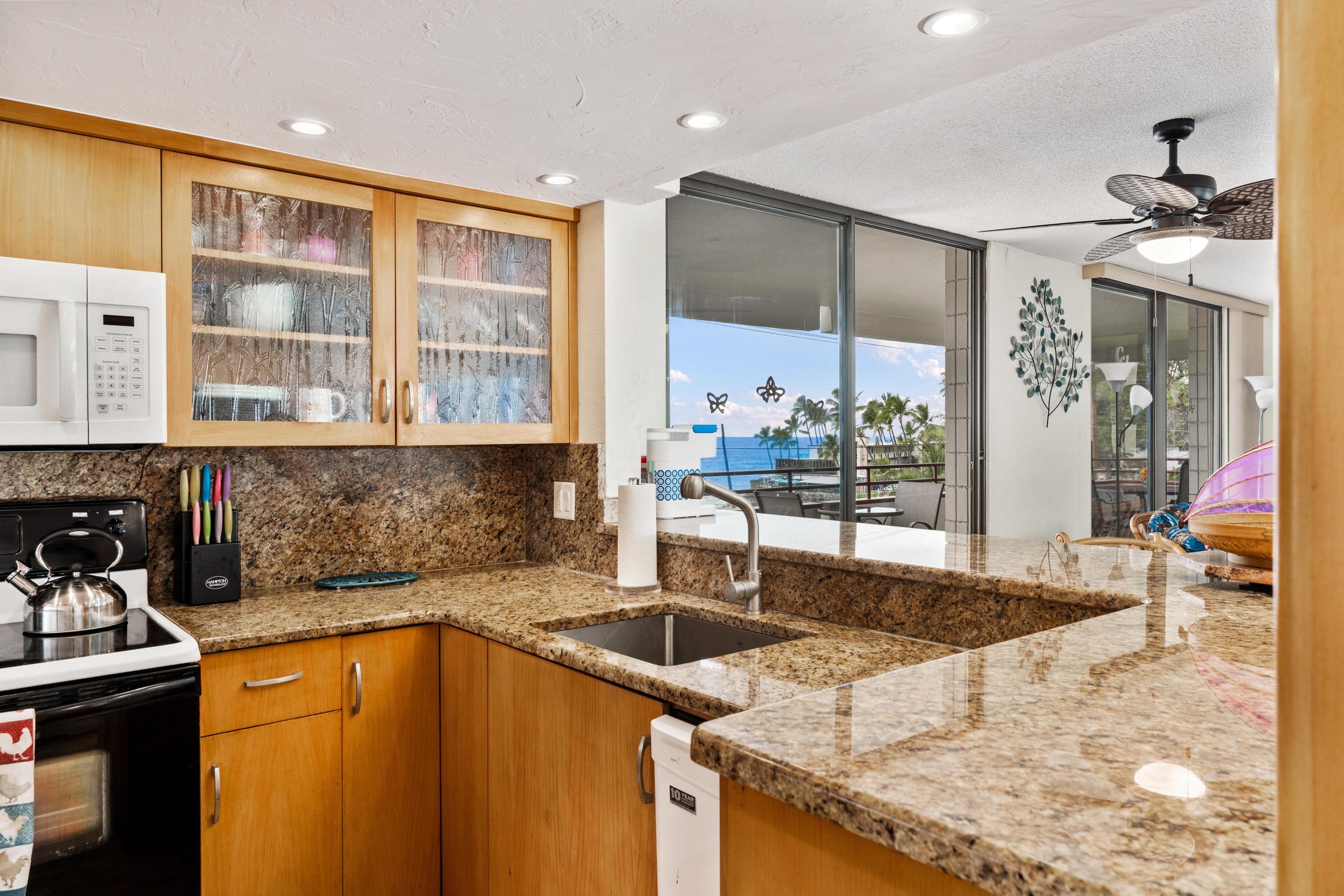 Condo in Kailua-Kona · ★4.64 · 2 bedrooms · 4 beds · 2 shared baths - Image 16