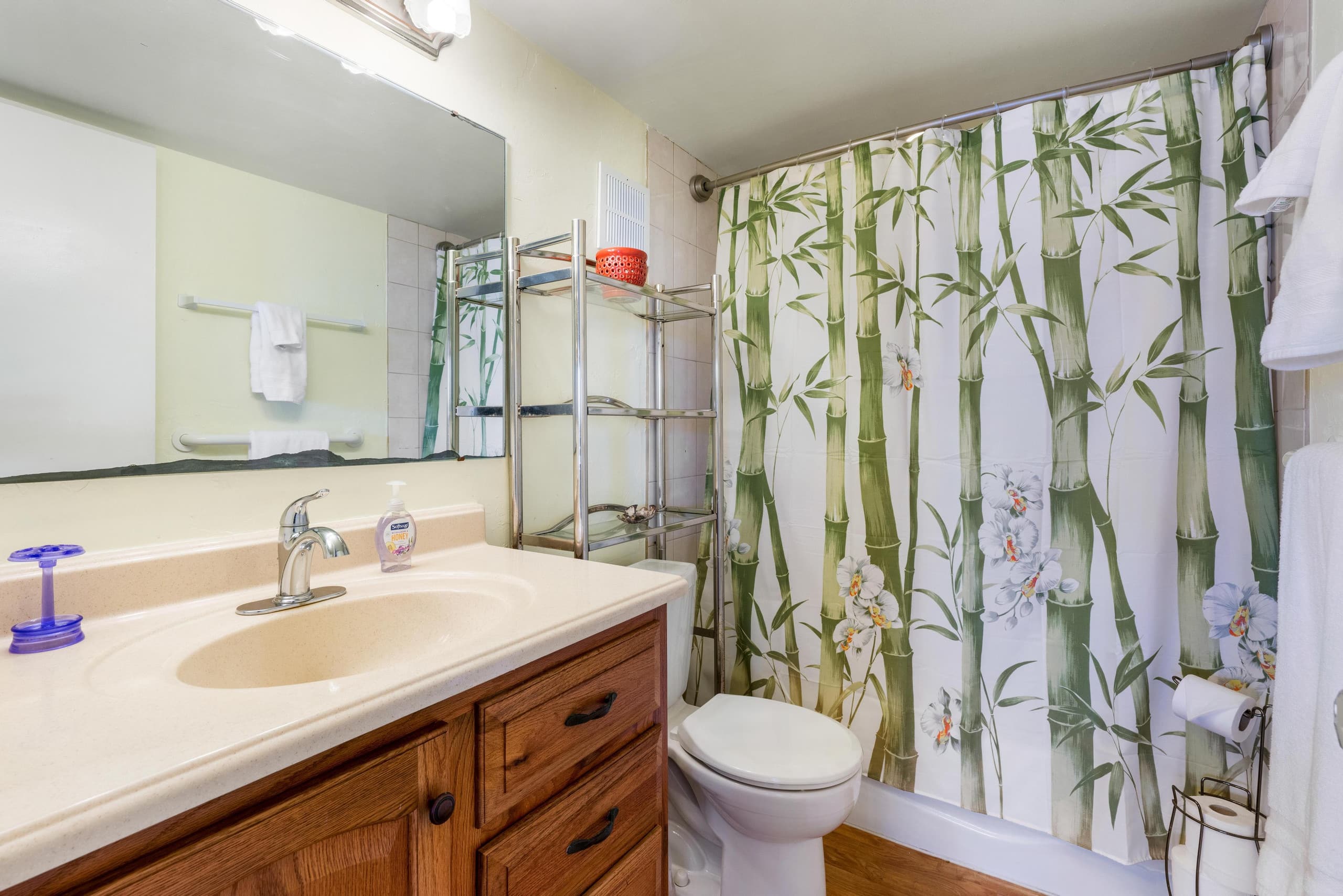 Condo in Kailua-Kona · ★4.64 · 2 bedrooms · 4 beds · 2 shared baths - Image 25