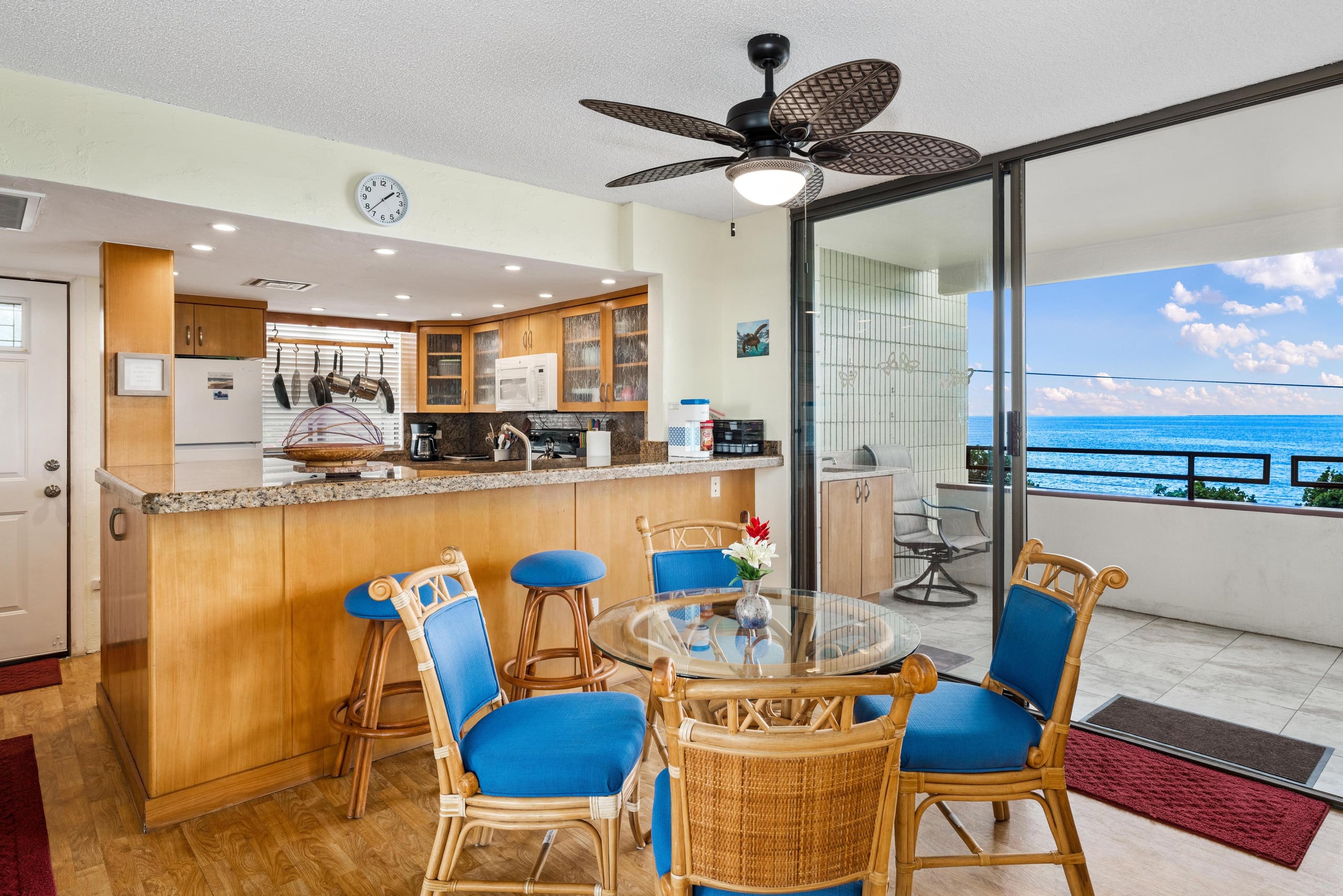 Condo in Kailua-Kona · ★4.64 · 2 bedrooms · 4 beds · 2 shared baths - Image 12