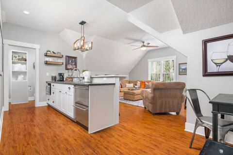 Surrounded by Vineyard, New Décor, Near Newberg