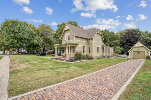 Spacious downtown home- Perfect for groups!