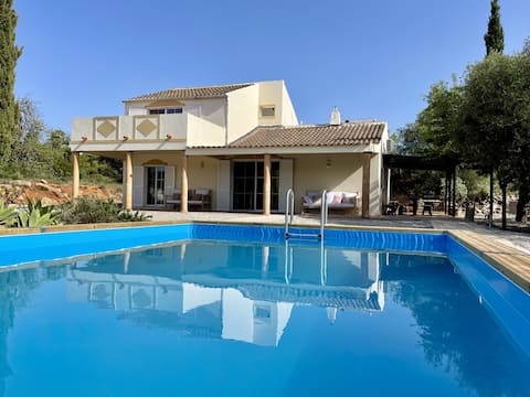 Casa Colinas Roxas by Portucasa [Purple Hills House by Portucasa]