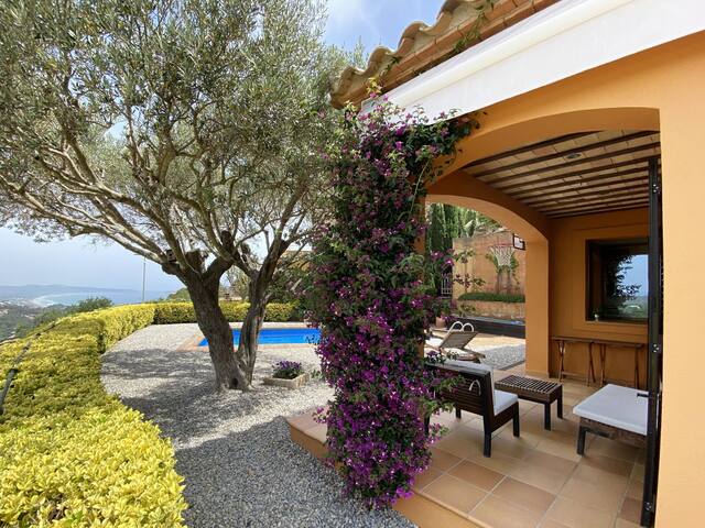 Holiday rental villa with swimming pool in Begur,
