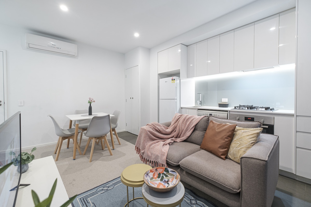 Top performing Airbnb: Exquisite and warm 1BR nest in Footscray Pool Gym in Footscray