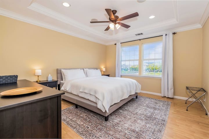 غرفة نوم بسرير كبير في الطابق العلوي.