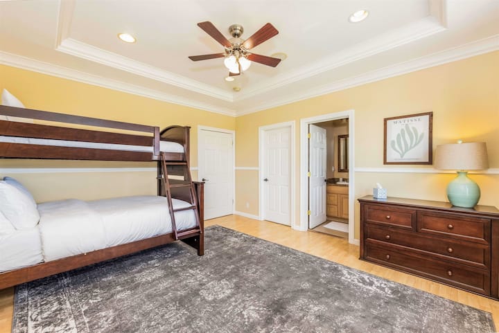 غرفة نوم بطابقين بسريرين كاملين وتوأم.