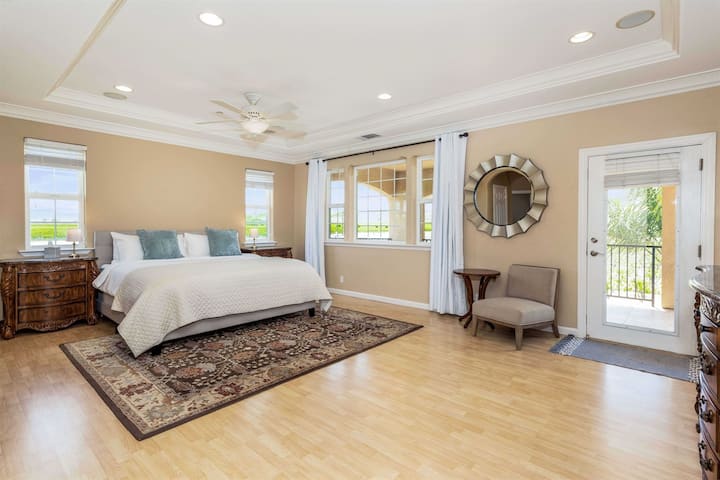 جناح أساسي بسرير كبير وتراس.