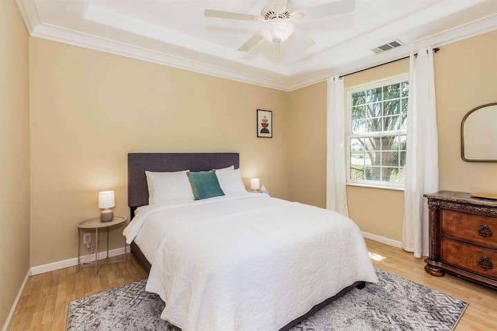 غرفة نوم بيت الضيف 2 بسرير كبير.