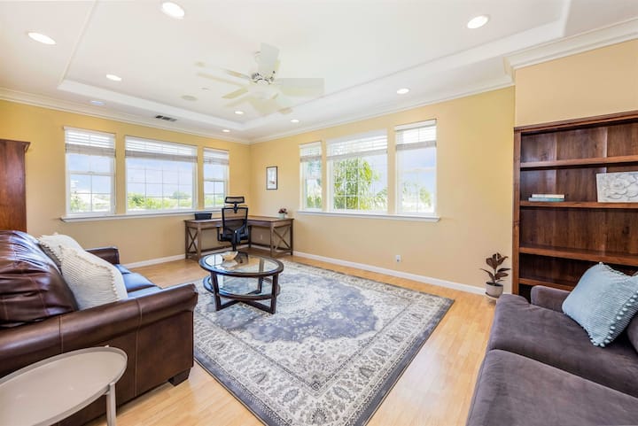 مكتب خاص مع أريكة قابلة للنوم.