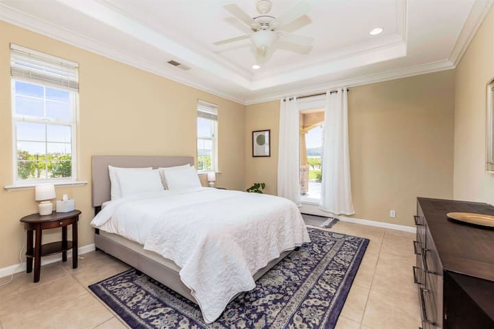 غرفة نوم بسرير بحجم كبير في الطابق السفلي