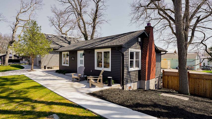 Colonial Hotel in Grand Bend managed Airbnb listing 3