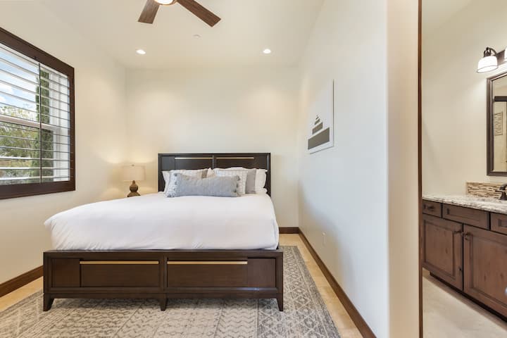 غرفة النوم 6 - كاسيتا منفصلة خارج الفناء الأمامي مع حمام داخلي