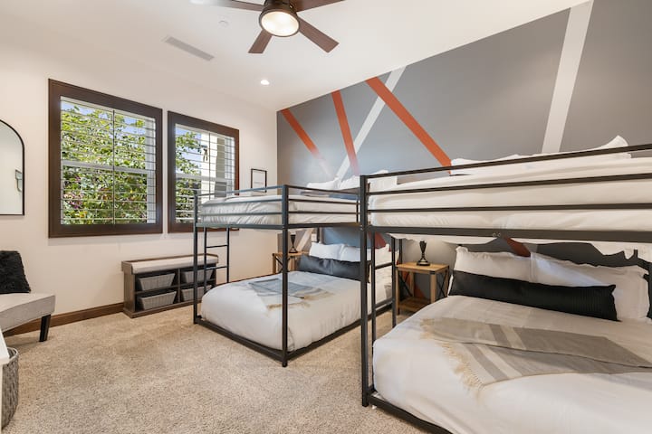 غرفة نوم الضيوف 4. سريران بطابقين كاملين للنوم بشكل مريح 8. مشاركة الحمام الكامل مع الغرفتين 2 و 3.