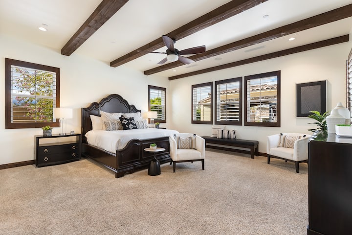 غرفة نوم رئيسية مع حمام داخلي رائع