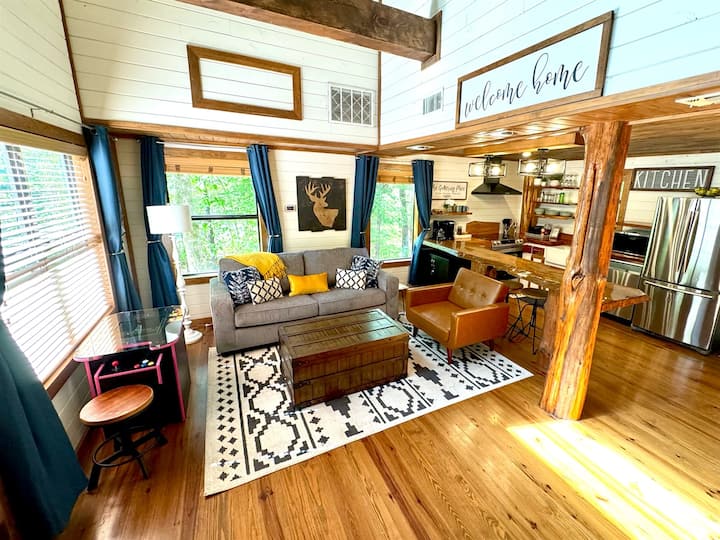 استرخ واسترخ في غرفة المعيشة المحدثة مع ألعاب الفيديو العتيقة وسرير كوين.