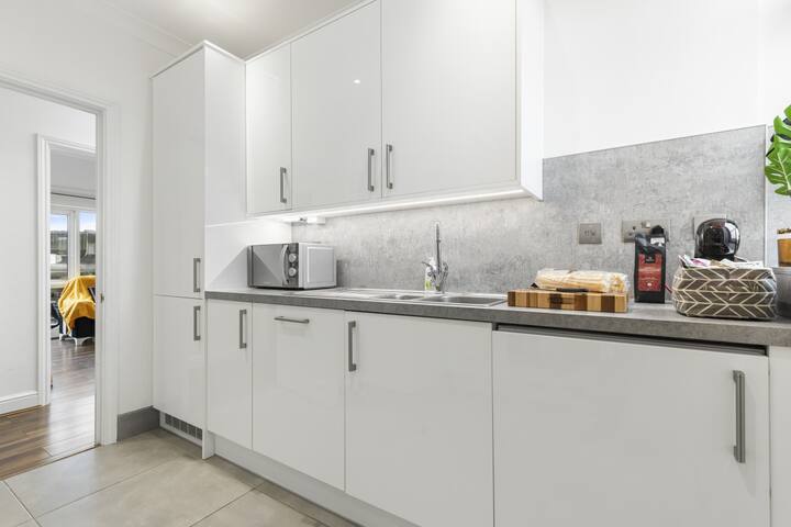 Mayfair Haven Stylish 2 Bed in Central London 65GM gallery image 5