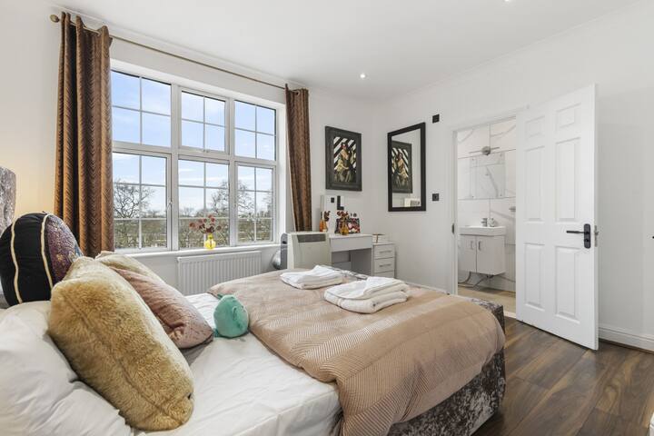 Mayfair Haven Stylish 2 Bed in Central London 65GM gallery image 4