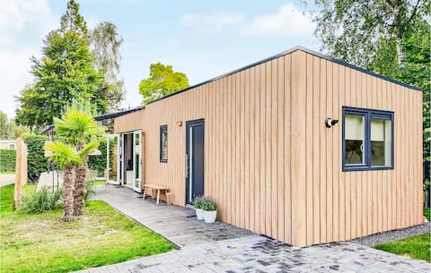 Lovely home in Heinkenszand with WiFi