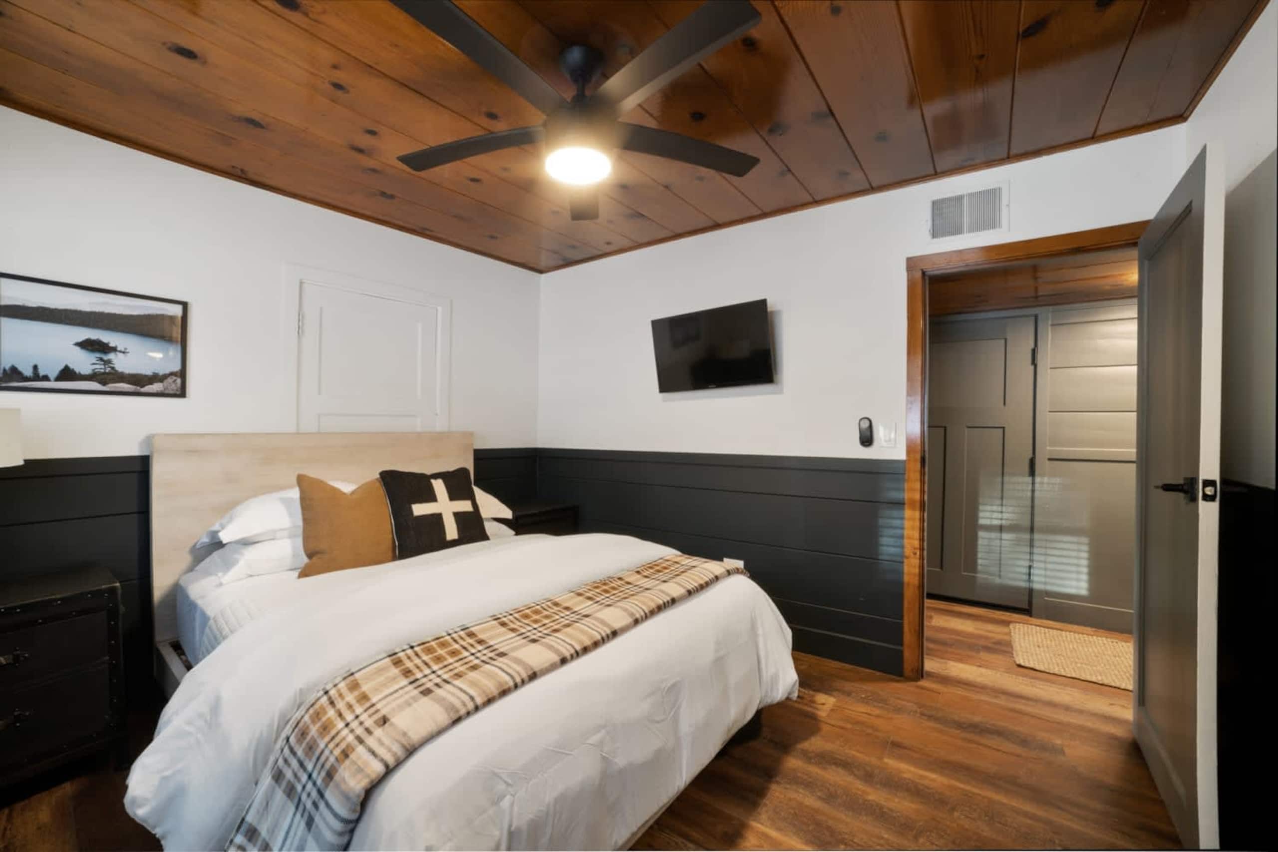 Large Modern Cabin at the Y, Walk to Dining - Photo 22