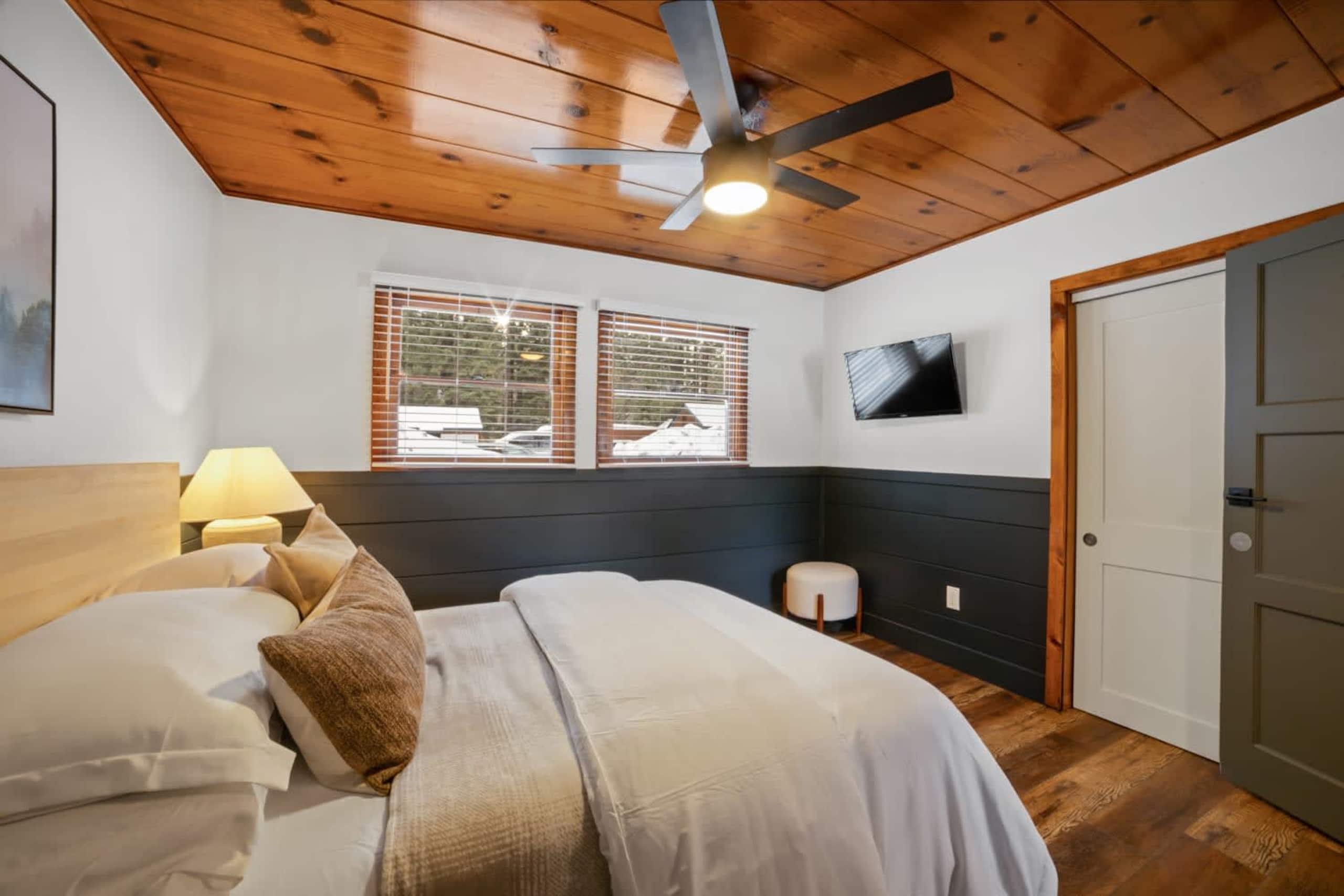 Large Modern Cabin at the Y, Walk to Dining - Photo 18