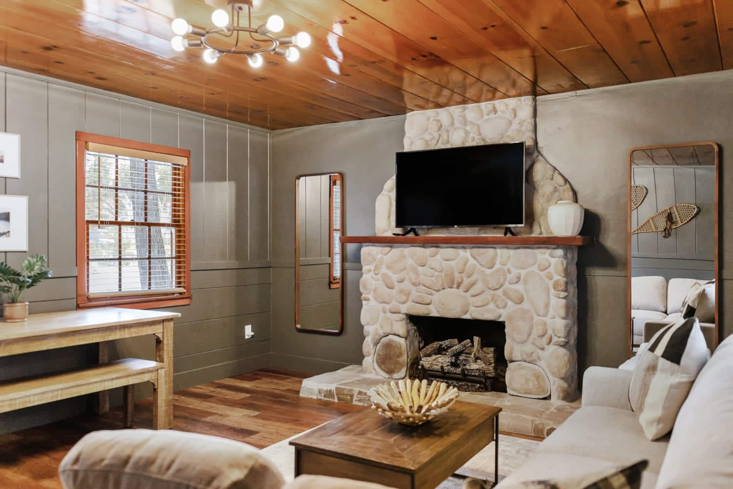 Large Modern Cabin at the Y, Walk to Dining - Photo 23