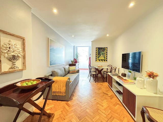 Leblon, vaga garagem, apto a uma quadra da praia