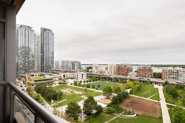 ❤️Luxury Waterfront Condo – Pet Friendly / Self Check-in / 1 Free Parking ❤️