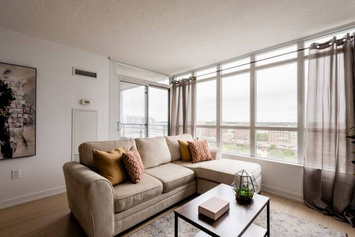 ❤️Luxury Waterfront Condo – Pet Friendly / Self Check-in / 1 Free Parking ❤️ gallery image 2