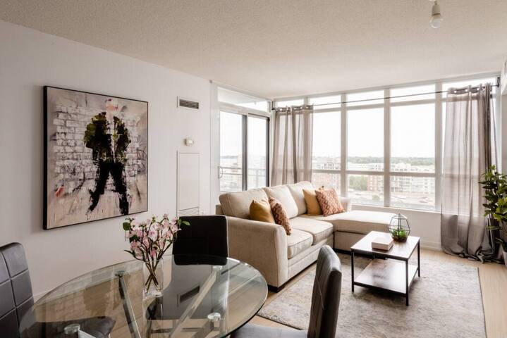 ❤️Luxury Waterfront Condo – Pet Friendly / Self Check-in / 1 Free Parking ❤️ gallery image 4