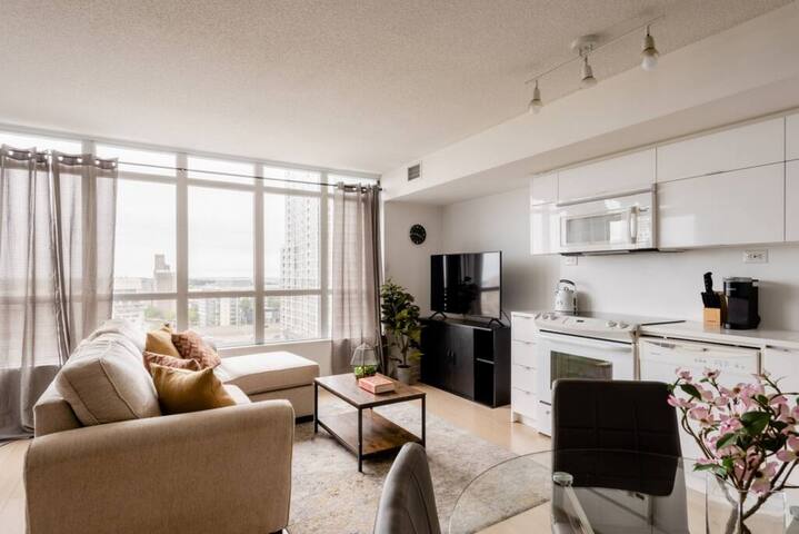 ❤️Luxury Waterfront Condo – Pet Friendly / Self Check-in / 1 Free Parking ❤️ gallery image 3