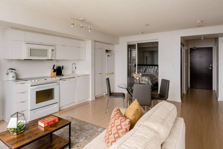 ❤️Luxury Waterfront Condo – Pet Friendly / Self Check-in / 1 Free Parking ❤️ gallery image 5