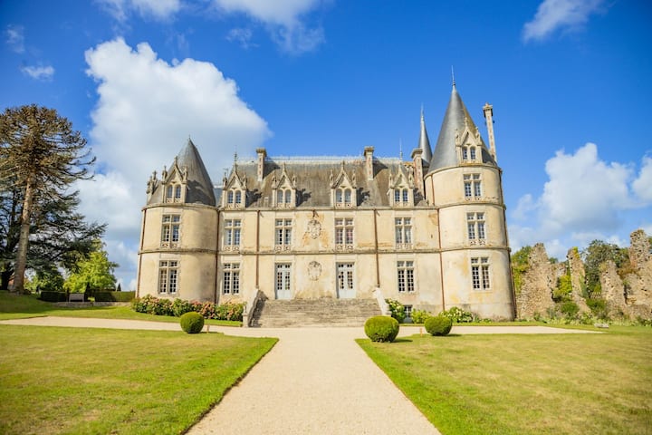 Chateau Des Poetes Keep - Castles for Rent in Svremont, Pays de la Loire, France - Airbnb Chateau Des Poetes Keep - Castles for Rent in Svremont, Pays de la Loire, France - Airbnb