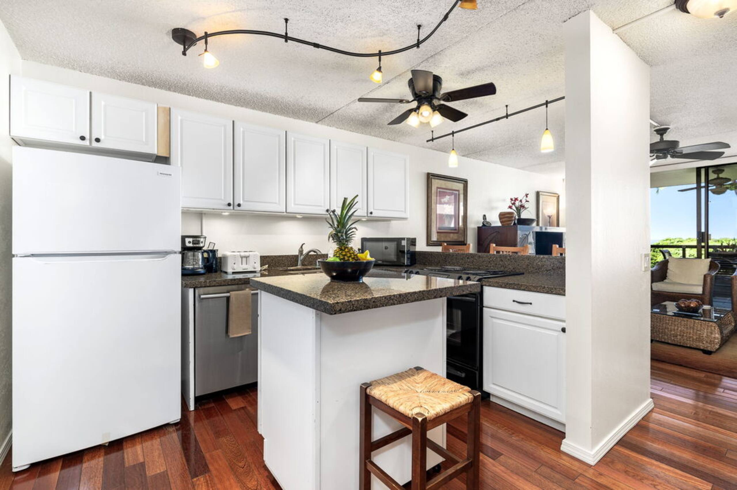 Condo in Kailua-Kona · ★4.89 · 1 bedroom · 2 beds · 2 private baths - Image 13