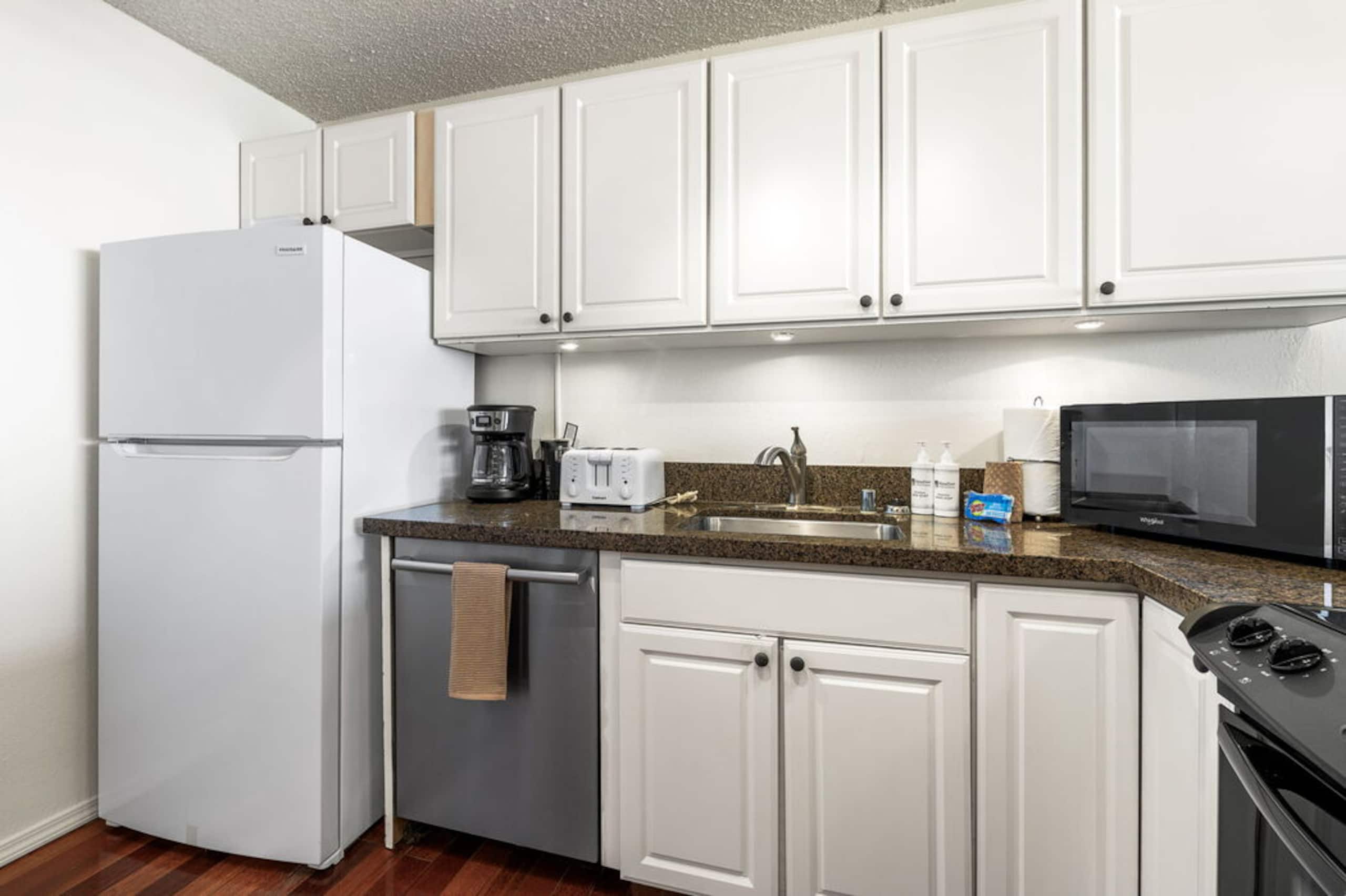 Condo in Kailua-Kona · ★4.89 · 1 bedroom · 2 beds · 2 private baths - Image 15
