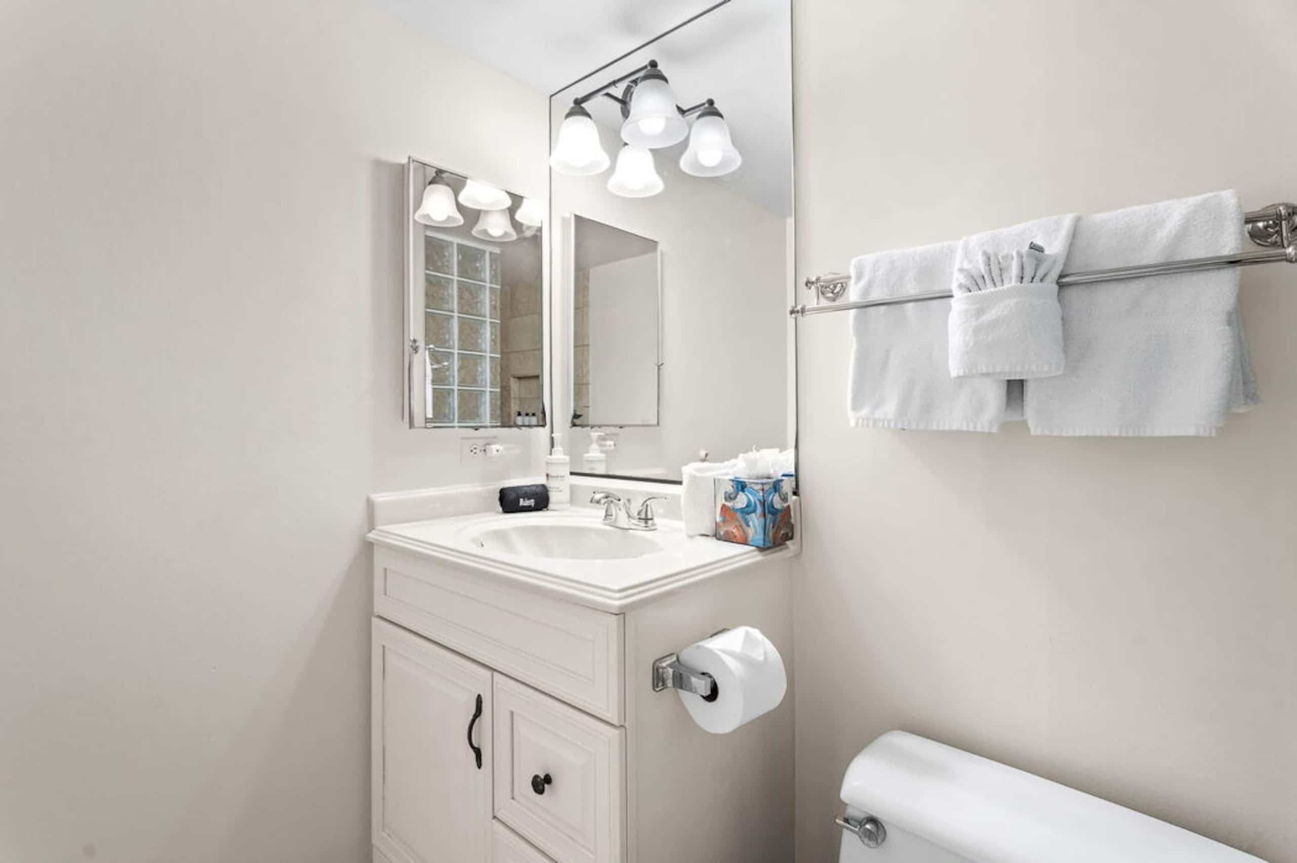 Condo in Kailua-Kona · ★4.89 · 1 bedroom · 2 beds · 2 private baths - Image 25