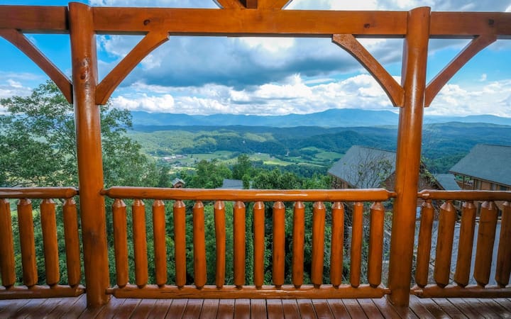 Scenic Sunrise - Mtn Views, Hot Tub + Game Room! - Sevierville, TN